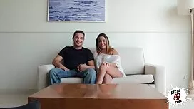 Ćelavi se nagnuo nad ...