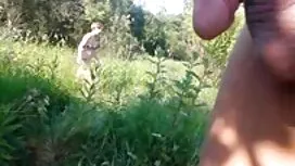 Lijepa brineta glumi ...