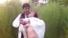Podignuo je junicu v ...
