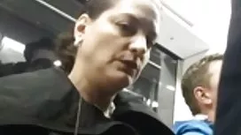 Zgodan muškarac jebe ...