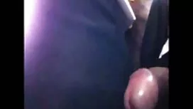 Čovjek guranje plavu ...